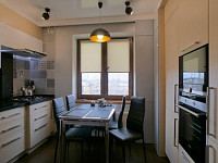 Фото ремонту кухні зі світлими фасадами і темної стільницею. Фото КВАРТИР, БУДИНКІВ