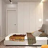 Затишна спальня з великими дзеркалами