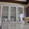 Фото білої кухні з класичними меблями