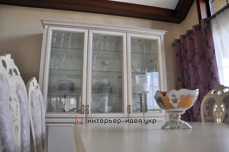 Фото білої кухні з класичними меблями